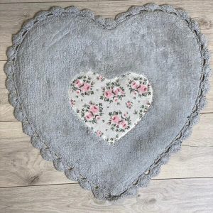 Tappeto cuore con roselline e crochet grigio