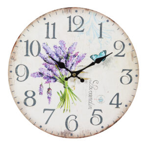 Orologio con mazzo di lavanda e farfalla