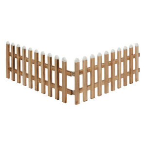 Recinzione in legno innevata