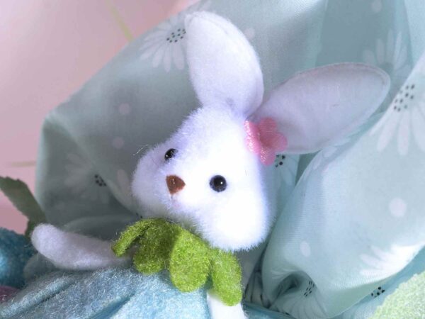 Coniglietto con vestito a fiore da appendere - immagine 2