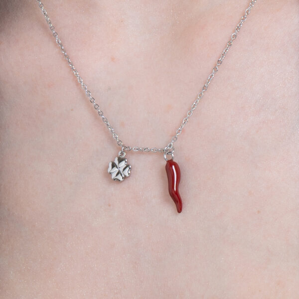 Collana donna in acciaio con corno rosso e quadrifoglio - immagine 3