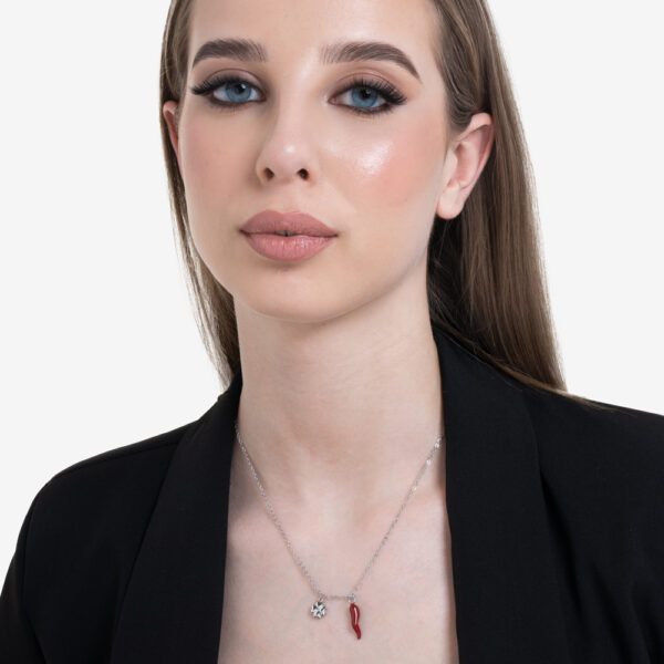 Collana donna in acciaio con corno rosso e quadrifoglio - immagine 4