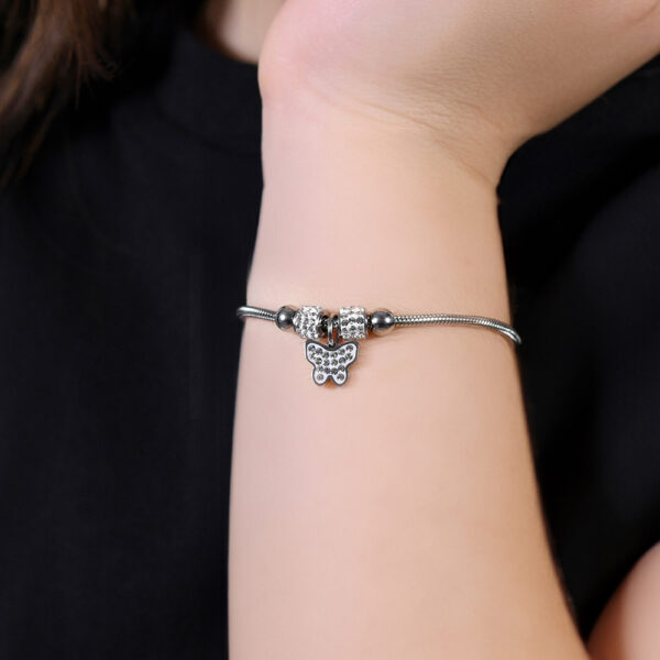 Bracciale bambina in acciaio con farfalla e cristalli - immagine 4