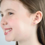 Orecchini bambina in acciaio con farfalla e cristalli rosa - immagine 4