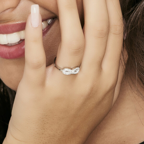 Anello donna in acciaio con infinito e cristalli - immagine 3