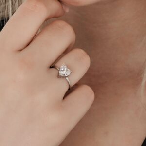 Anello donna in acciaio con cristallo a cuore