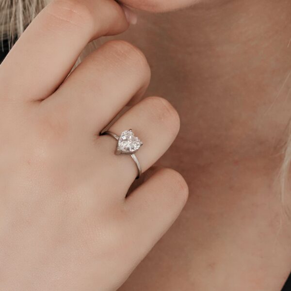 Anello donna in acciaio con cristallo a cuore
