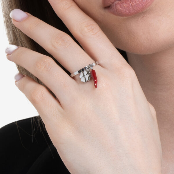 Anello donna in acciaio con corno rosso e quadrifoglio - immagine 3