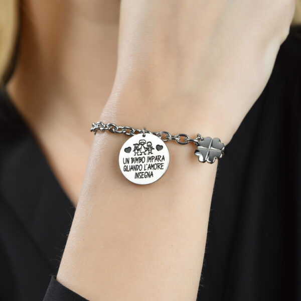 Bracciale donna in acciaio con scritta "Un bimbo impara quando l'amore insegna" - immagine 4