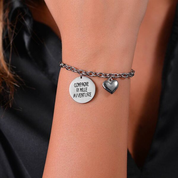 Bracciale donna in acciaio con scritta "Compagne di mille avventure" - immagine 4