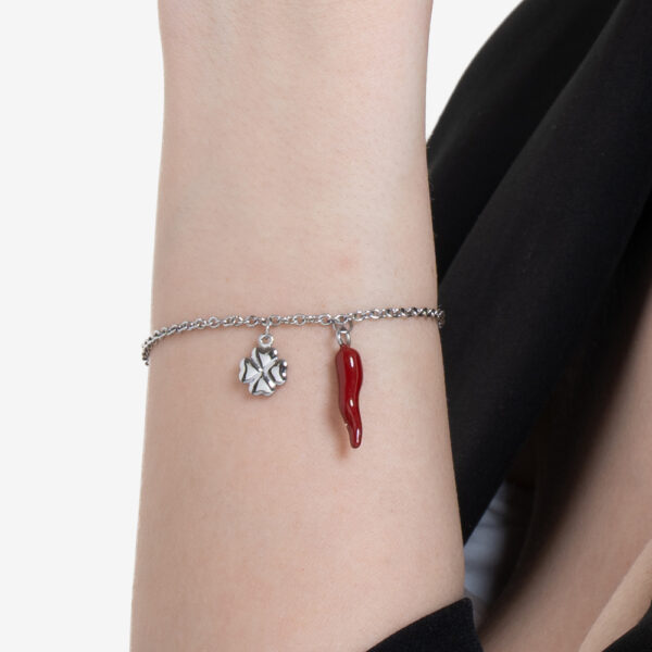 Bracciale donna in acciaio con corno rosso e quadrifoglio - immagine 4