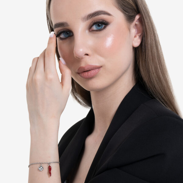 Bracciale donna in acciaio con corno rosso e quadrifoglio - immagine 5