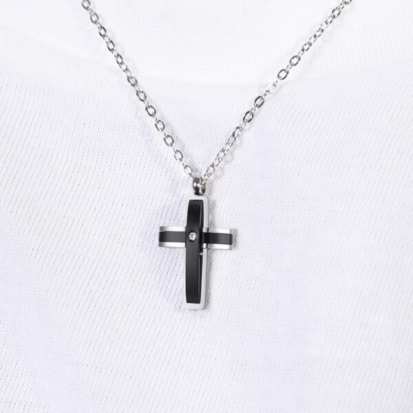 Collana uomo in acciaio con croce in IP nero e zircone - immagine 3