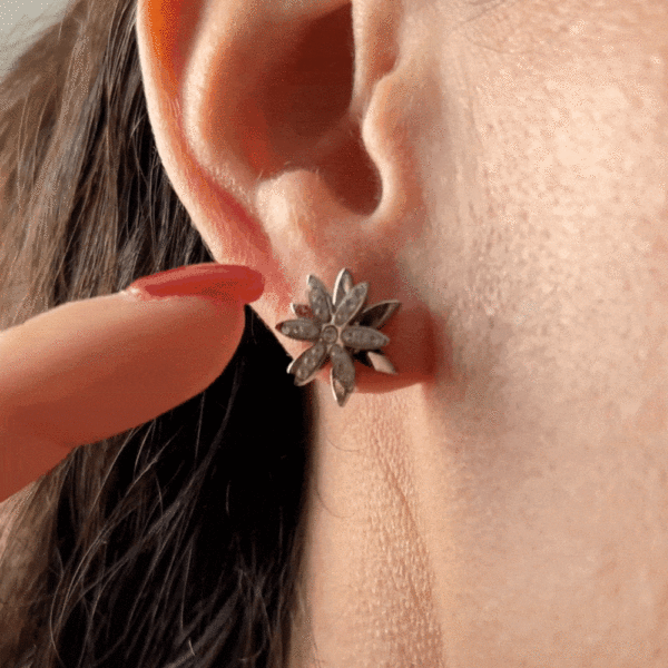 Orecchini donna in acciaio con fiore delle vita girevole - immagine 3