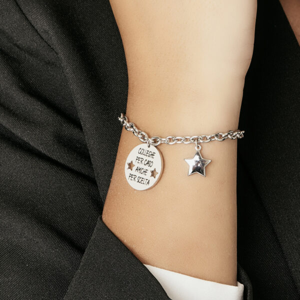 Bracciale donna in acciaio con scritta "Colleghe per caso amiche per scelta" - immagine 2