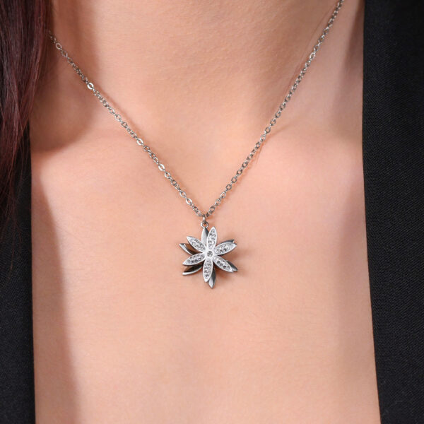 Collana donna in acciaio con fiore della vita girevole - immagine 2