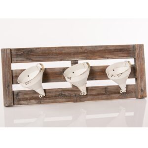 Pannello in legno con imbuti