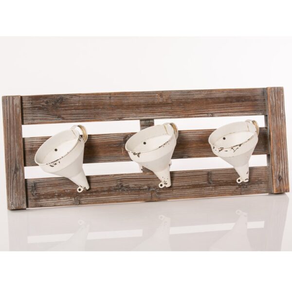 Pannello in legno con imbuti